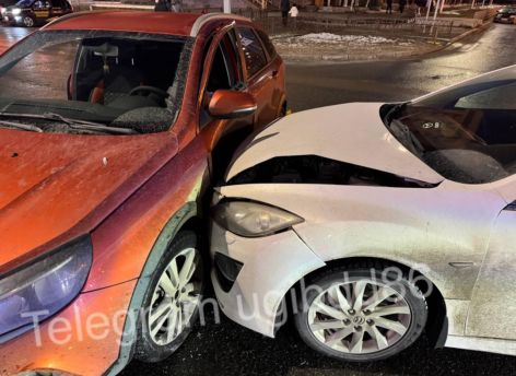 Не успел проскочить: в Нижневартовске ВАЗ влетел в Mazda на перекрестке