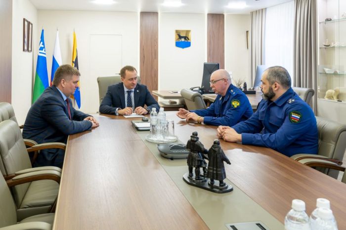 ​В Сургуте прошла рабочая встреча с новым прокурором: в центре внимания − проблемы, о которых говорят жители