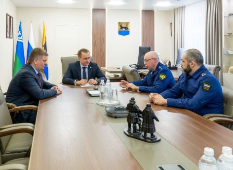 ​В Сургуте прошла рабочая встреча с новым прокурором: в центре внимания − проблемы, о которых говорят жители