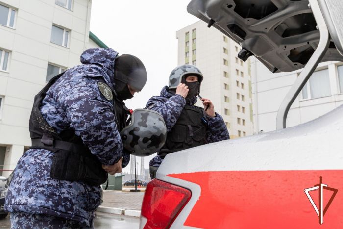 В Сургуте дебоширу из банка грозит до десяти лет за нападение на росгвардейца