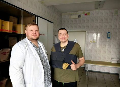 Врачи Сургута спасли плечевой сустав 23-летнему хоккеисту из Ханты-Мансийска