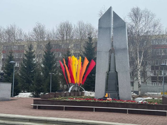 ​Город к празднику готов: в Сургуте устанавливают новые композиции к 80-летию Победы