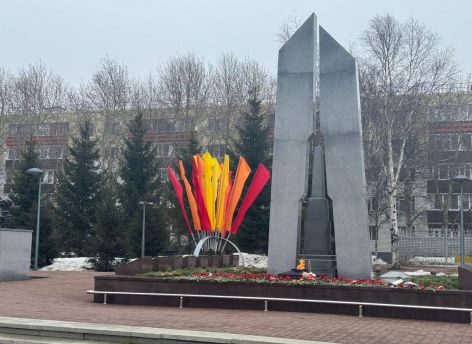​Город к празднику готов: в Сургуте устанавливают новые композиции к 80-летию Победы