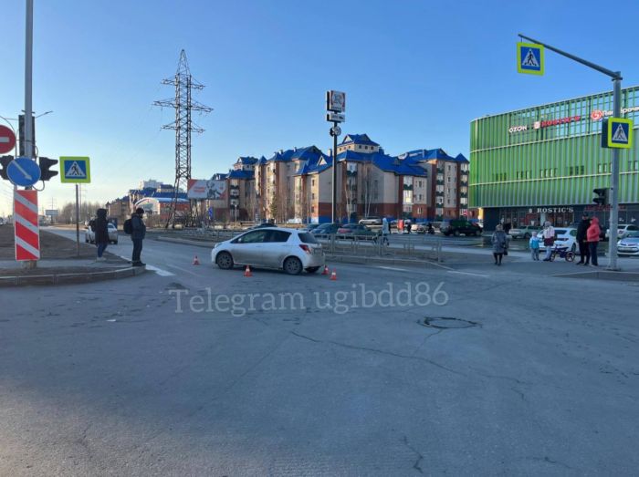 ​В Нижневартовске пешеход угодил под колеса авто, переходя дорогу на красный свет