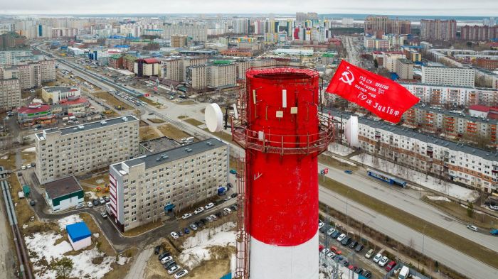 ​В центре Сургута подняли копию Знамени Победы на высоту 80 метров