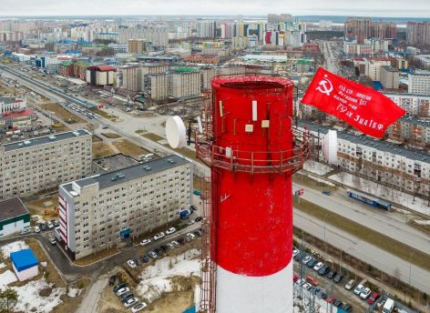 ​В центре Сургута подняли копию Знамени Победы на высоту 80 метров