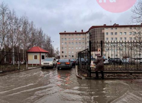 ​Сургутяне жалуются на лужу у травматологического центра. Пройти можно только по бордюру?