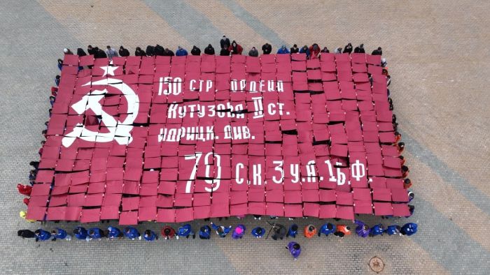 ​На площади Сургута живым полотном воссоздали Знамя Победы