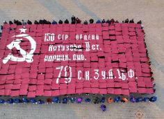 ​На площади Сургута живым полотном воссоздали Знамя Победы