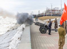 ​В Сургуте прозвучал полуденный выстрел в честь 80-летия Победы
