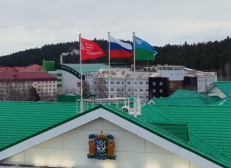 На здании правительства Югры установили Знамя Победы