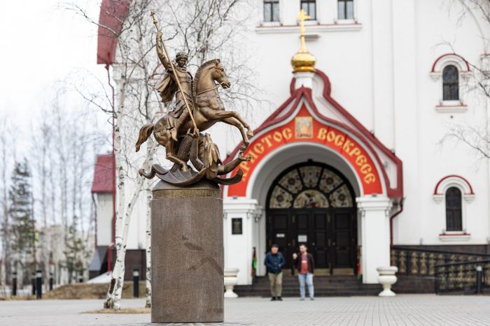 ​В Сургуте установили новый памятник Георгию Победоносцу