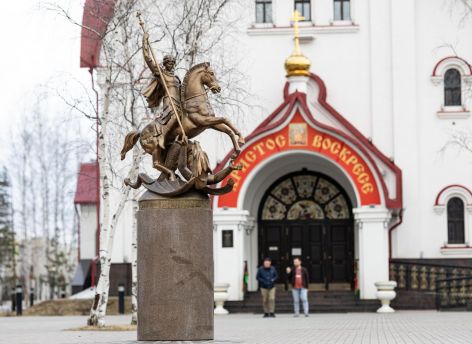 ​В Сургуте установили новый памятник Георгию Победоносцу