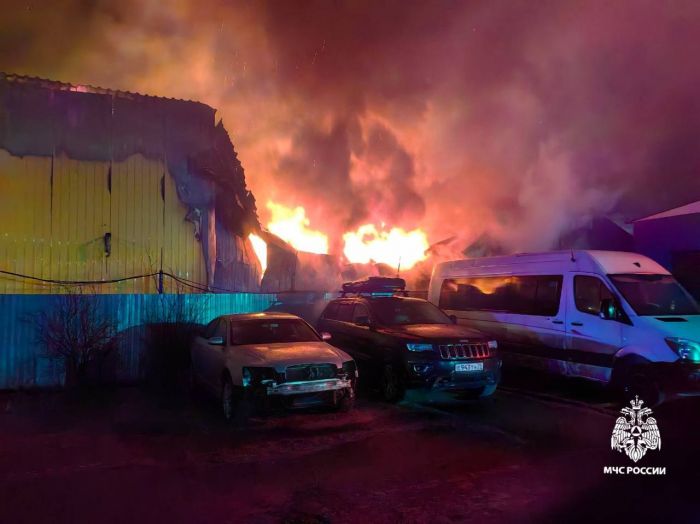 ​Черный дым над Сургутом – сгорел склад на улице Рационализаторов