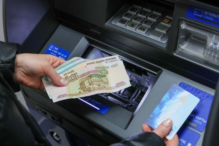 Наличные под матрасом и не только: как и сколько денег хранят жители России