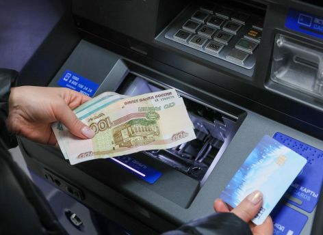 Наличные под матрасом и не только: как и сколько денег хранят жители России