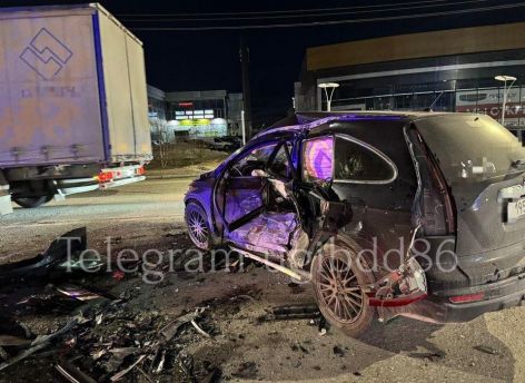 ​В Сургуте произошло жесткое ДТП с тремя пострадавшими: авто отбросило на встречную полосу