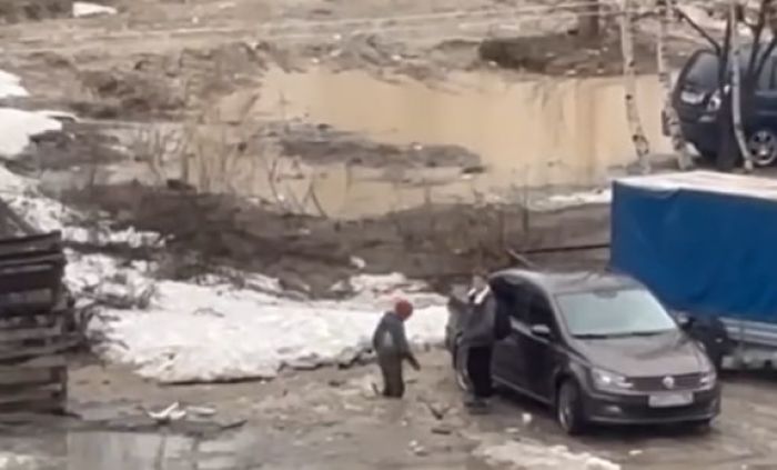 ​Сургутское болото у дома: ребенок застрял по колено в грязи