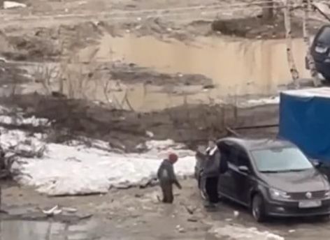 ​Сургутское болото у дома: ребенок застрял по колено в грязи