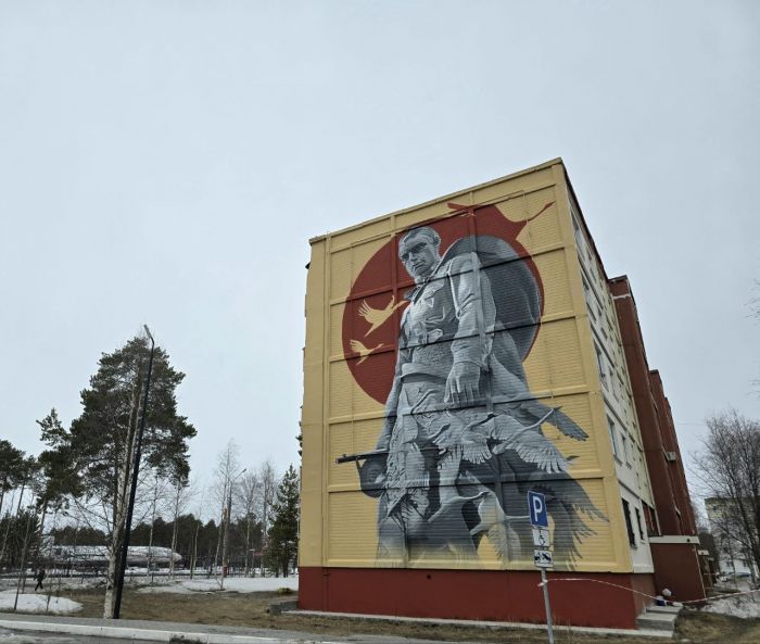 ​Когалым стал ярче: в городе появился масштабный арт-объект ко Дню Победы