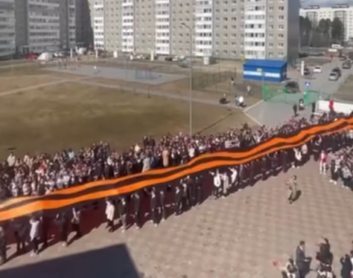 ​80-метровая Георгиевская лента и венский вальс ‒ в школе №9 Сургута отметили 9 Мая