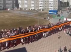 ​80-метровая Георгиевская лента и венский вальс ‒ в школе №9 Сургута отметили 9 Мая