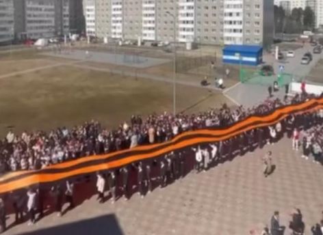 ​80-метровая Георгиевская лента и венский вальс ‒ в школе №9 Сургута отметили 9 Мая