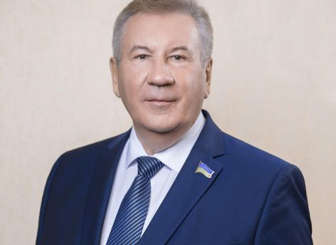 В этот день мы в скорбном молчании склоняем головы перед героями, павшими на полях сражений