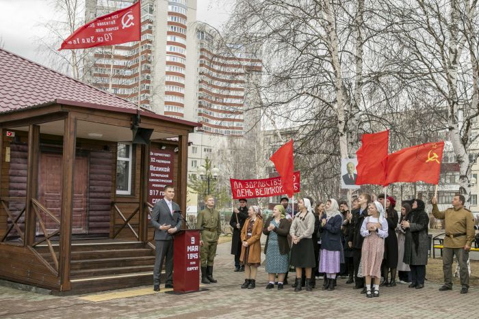 ​«Ура! Победа!» – в Сургуте реконструировали торжественный митинг мая 1945 года
