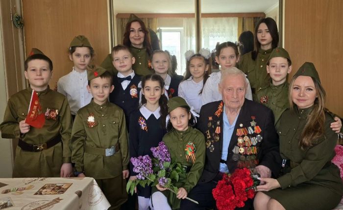 Сургутские школьники поздравили ветерана трудового фронта с Днем Победы