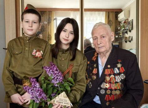 Сургутские школьники поздравили ветерана трудового фронта с Днем Победы