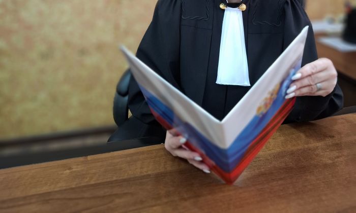 ​В Нягани на ребенка с крыши упал снег ‒ суд обязал УК выплатить компенсацию