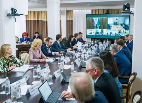 ​В Югре больше средств направят на здравоохранение, соцподдержку и строительство моста через Обь
