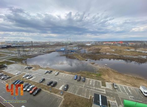 У новостроек Нижневартовска появилось «озеро» – вода вытекает на дорогу