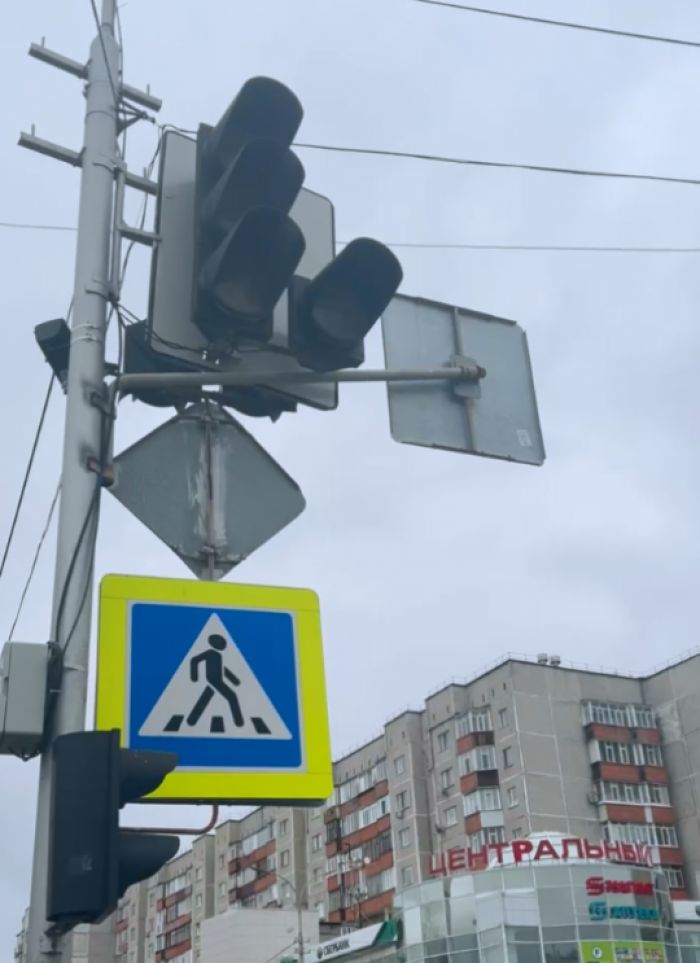 На перекрестке в центре Сургута временно отключили все светофоры