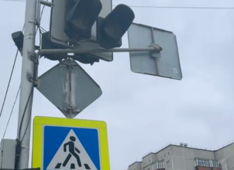На перекрестке в центре Сургута временно отключили все светофоры