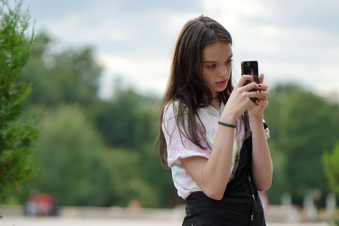 Половина родителей в России проверяет содержимое смартфонов у своих детей, но контролирующие программы используют немногие
