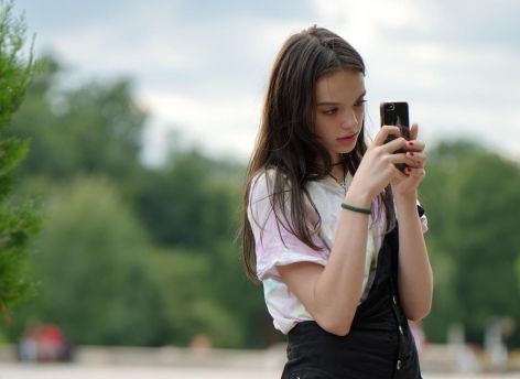 Половина родителей в России проверяет содержимое смартфонов у своих детей, но контролирующие программы используют немногие