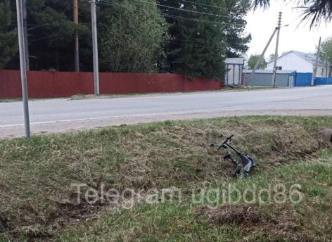 В ХМАО мужчина не справился с управлением электросамоката и вылетел в кювет