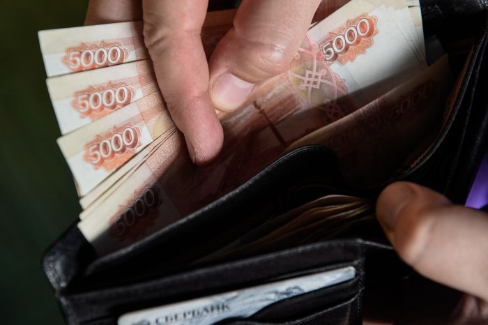 В Сургуте сотрудница турфирмы обманула сотню клиентов и украла у них 25 миллионов рублей
