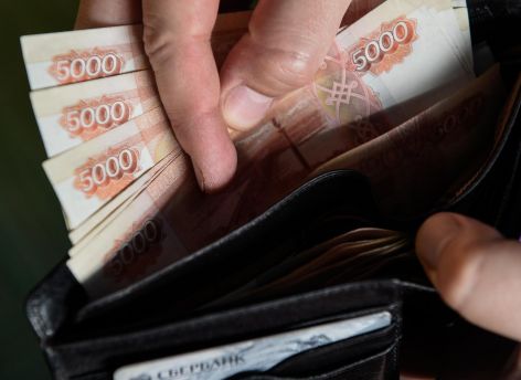 В Сургуте сотрудница турфирмы обманула сотню клиентов и украла у них 25 миллионов рублей