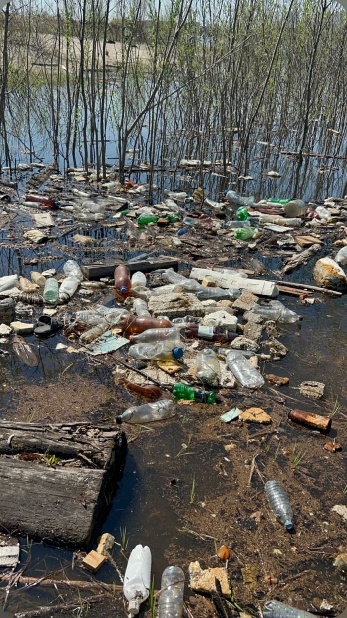 Сургутские волонтеры разгребли завалы мусора на берегу Черной речки
