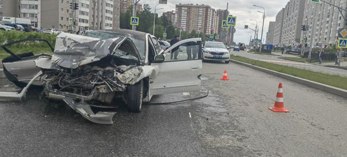 В Сургуте иномарка на полной скорости влетела в автобус – есть погибший 