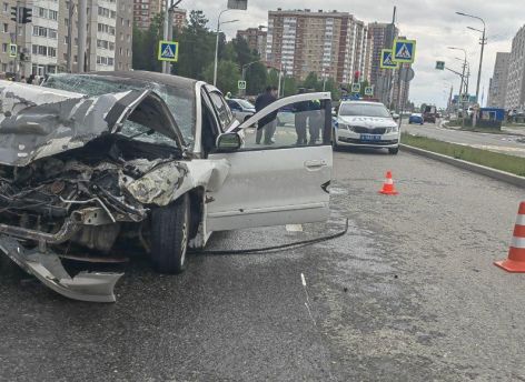 В Сургуте иномарка на полной скорости влетела в автобус – есть погибший 