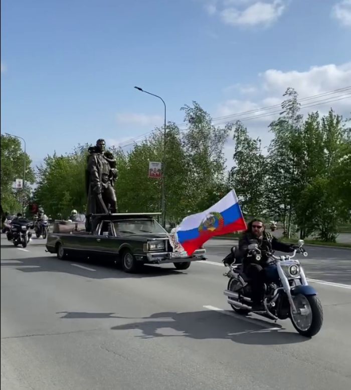 ​Мотосезон в Сургуте открыт: байкеры проехали по городу в честь 80-летия Победы