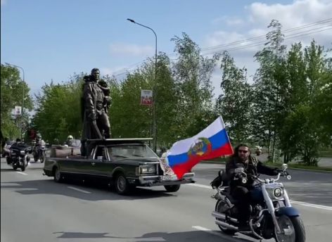 ​Мотосезон в Сургуте открыт: байкеры проехали по городу в честь 80-летия Победы