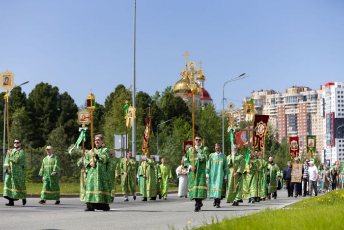 В Сургуте прошел крестный ход в честь праздника Святой Троицы