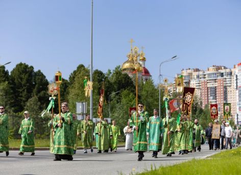 В Сургуте прошел крестный ход в честь праздника Святой Троицы