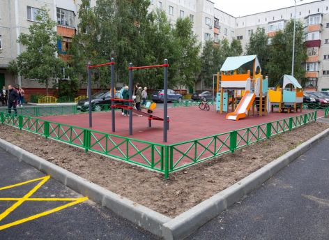 ​Сургутян просят сообщать о сломанных и опасных детских площадках