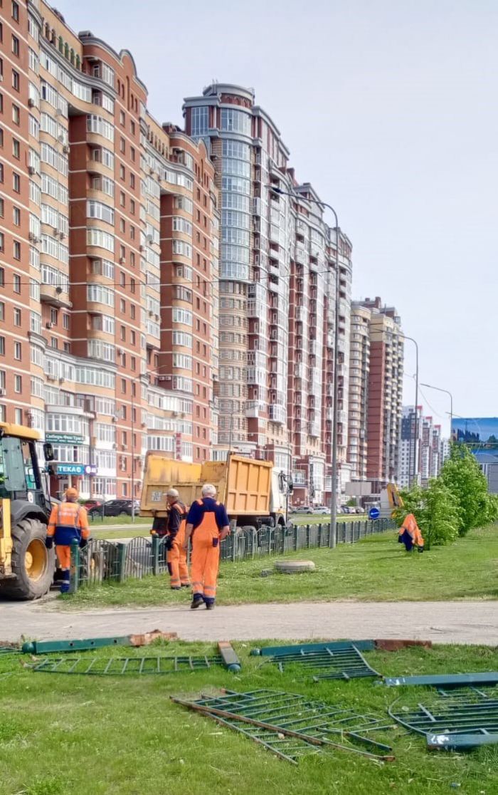 ​«Это лишь создает лишние препятствия и визуальный шум» – в Сургуте демонтируют ненужные заборчики